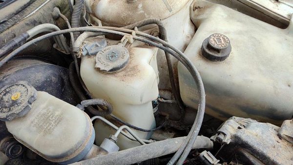 97-05 Buick Park Ave Windshield Washer Fluid Reservoir With Pump Oem Wiper Tank — photo 2