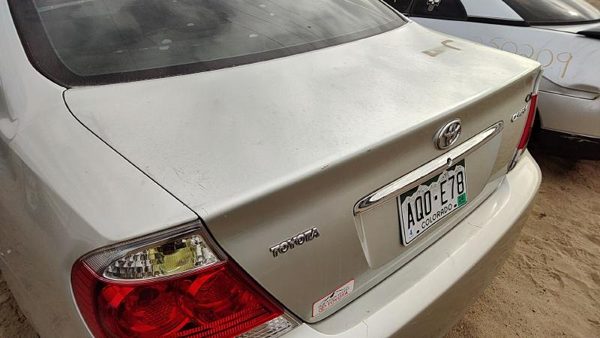 2005 Toyota Camry Trunk/decklid/hatch/tailgate 1C8 Lunar Mist Metallic Hail — photo 2
