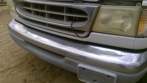 1997-2003 Ford Van E450 Lower Trim Strip Between Grille And Bumper Oem White Yz — photo 1