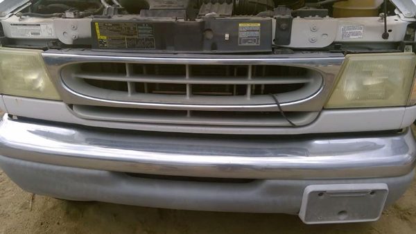 1997-2003 Ford Van E450 Lower Trim Strip Between Grille And Bumper Oem White Yz — photo 2