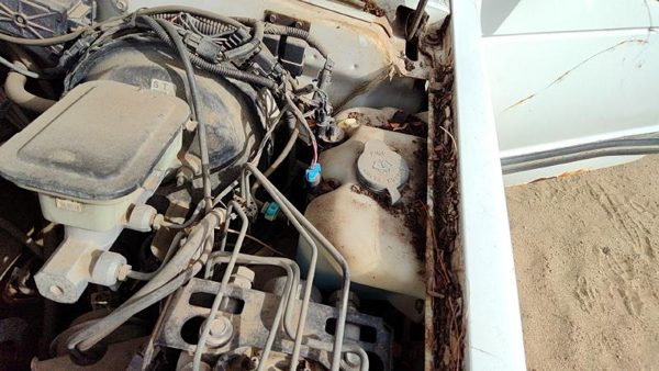 1993 Chevy S10 Blazer Windshield Washer Fluid Reservoir With Pump Oem Wiper Tank — photo 2