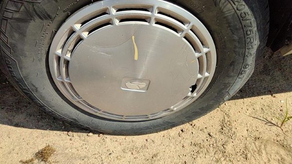 1990 Oldsmobile Delta 88 Wheel Cover 1 25532199 — photo 4