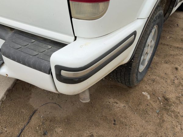 1998 Chevy S10 Blazer Passenger Right Rear Bumper End Cap OEM White 50U — photo 2
