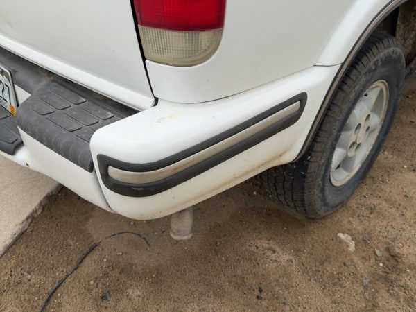 1998 Chevy S10 Blazer Passenger Right Rear Bumper End Cap OEM White 50U — photo 3