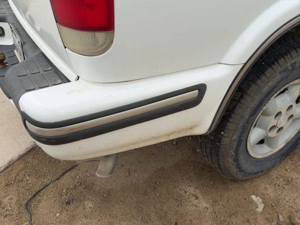 1998 Chevy S10 Blazer Passenger Right Rear Bumper End Cap OEM White 50U — photo 4