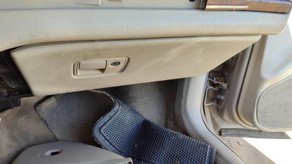 00-03 Chevy Impala Glove Box Assembly Complete Door With Latch Oem Neutral 52D — photo 1