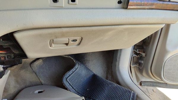 00-03 Chevy Impala Glove Box Assembly Complete Door With Latch Oem Neutral 52D — photo 2