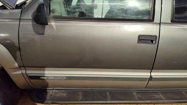 1999 Suburban 1500 Front Door LH Pewter 11L — photo 2