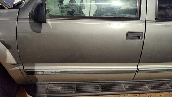 1999 Suburban 1500 Front Door LH Pewter 11L — photo 1