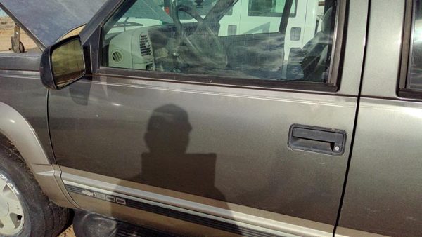 1999 Suburban 1500 Front Door LH Pewter 11L — photo 5
