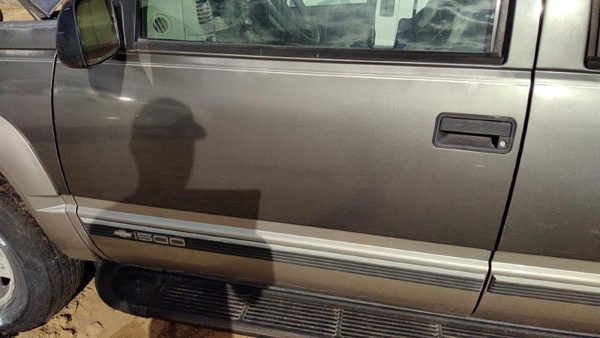 1999 Suburban 1500 Front Door LH Pewter 11L — photo 4