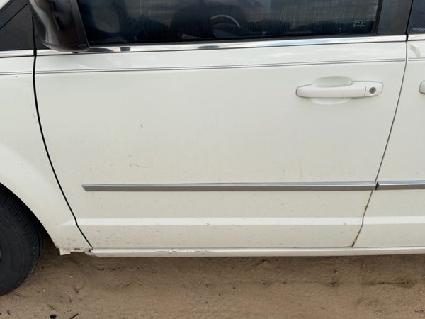 2010 Chrysler Town Front Door LH White PW1 — photo 1