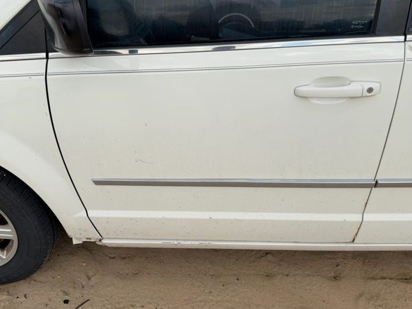 2010 Chrysler Town Front Door LH White PW1 — photo 3
