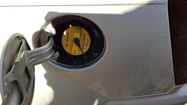 2008-2010 Jeep Grand Cherokee Fuel Filler Neck Assembly With Gas Cap Oem 5.7L — photo 1