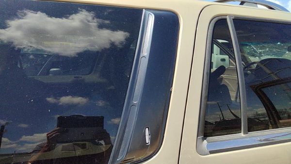 1998 Lincoln Navigator Quarter Panel Moulding RH Gold Bi — photo 2