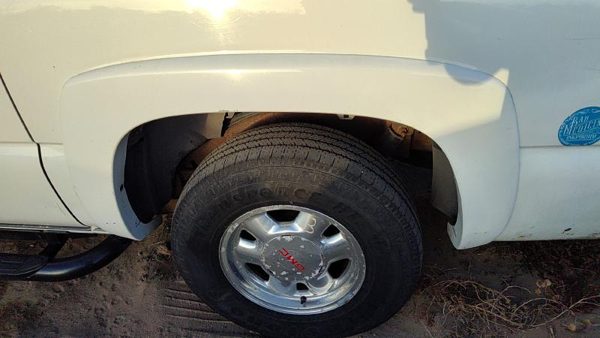 00-06 Chevy Suburban Driver Left Rear Wheel Flare Moulding Back 50U Summit White — photo 1