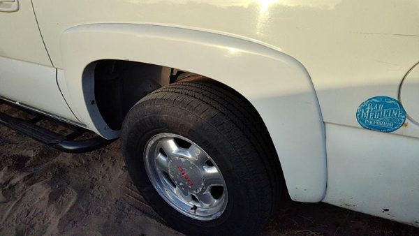 00-06 Chevy Suburban Driver Left Rear Wheel Flare Moulding Back 50U Summit White — photo 2