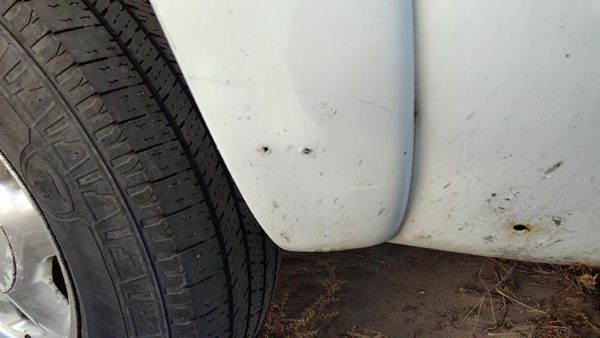 00-06 Chevy Suburban Driver Left Rear Wheel Flare Moulding Back 50U Summit White — photo 4