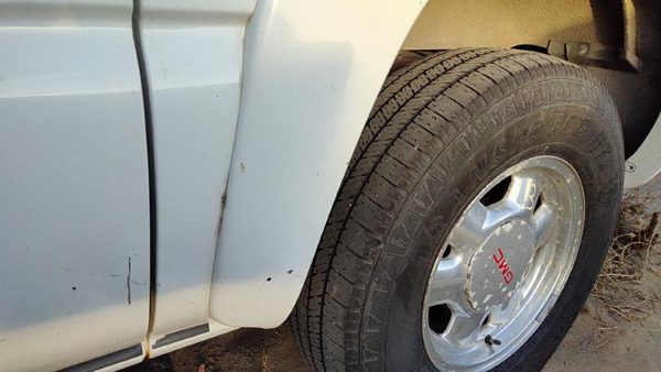 00-06 Chevy Suburban Driver Left Rear Wheel Flare Moulding Back 50U Summit White — photo 7