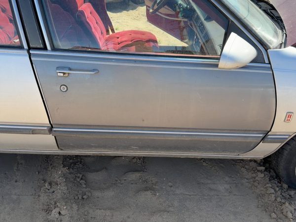 1986 Oldsmobile Delta 88 Front Door RH Silver — photo 2