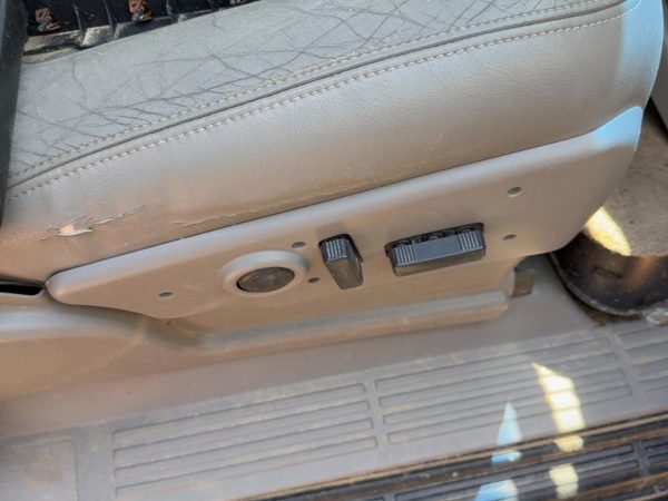 05 Suburban 1500 Passenger Right Side Power Seat Switch With Trim Panel Gray 92I — photo 1