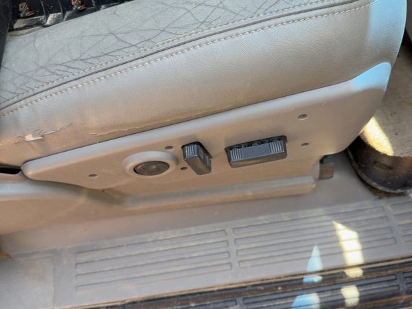 05 Suburban 1500 Passenger Right Side Power Seat Switch With Trim Panel Gray 92I — photo 4