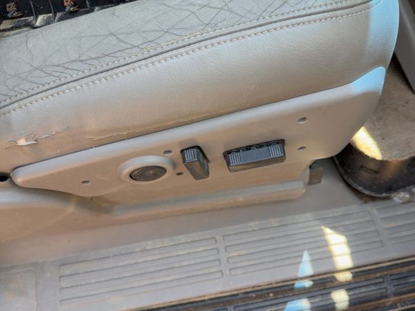 05 Suburban 1500 Passenger Right Side Power Seat Switch With Trim Panel Gray 92I — photo 3