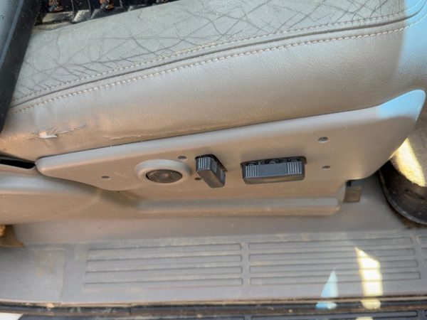 05 Suburban 1500 Passenger Right Side Power Seat Switch With Trim Panel Gray 92I — photo 2