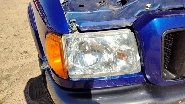 2005 Ford Ranger Headlamp Assembly RH — photo 2