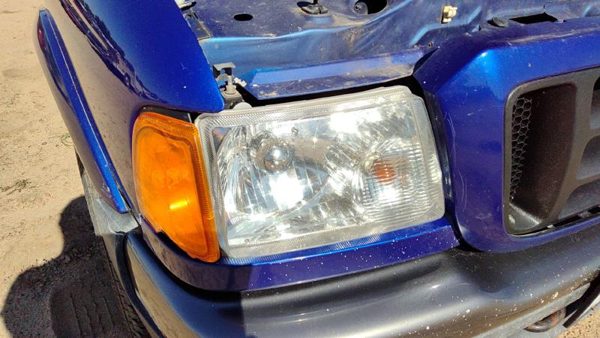 2005 Ford Ranger Headlamp Assembly RH — photo 3