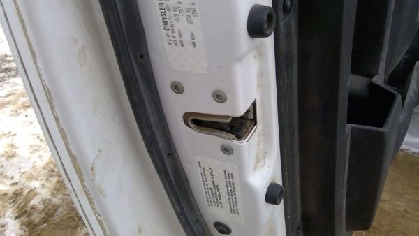2013 Dodge Ram 1500 Driver Left Front Door Latch With Mount Bracket Standard Cab — photo 2