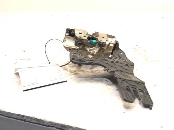 2013 Dodge Ram 1500 Driver Left Front Door Latch With Mount Bracket Standard Cab — photo 9