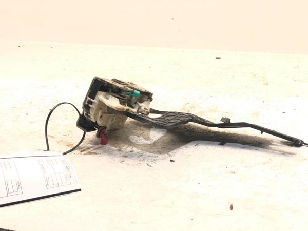 2013 Dodge Ram 1500 Driver Left Front Door Latch With Mount Bracket Standard Cab — photo 8