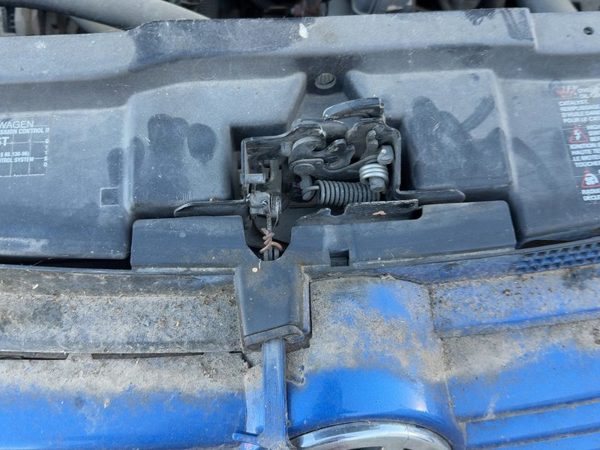 1999-2007 Vw Jetta Hood Latch Assembly With Bracket Oem Sedan 4 Cylinder — photo 2