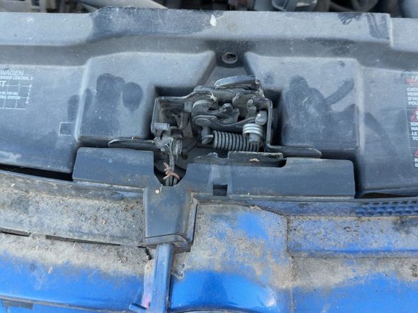 1999-2007 Vw Jetta Hood Latch Assembly With Bracket Oem Sedan 4 Cylinder — photo 4