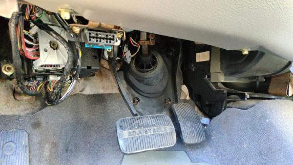 2000-2007 Ford Taurus Gas And Brake Pedal Assembly Automatic Transmission — photo 1
