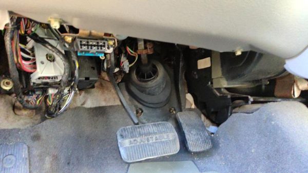2000-2007 Ford Taurus Gas And Brake Pedal Assembly Automatic Transmission — photo 2