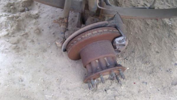 1988-1997 Ford F450 Driver Left Front Spindle Steering Knuckle With Wheel Hub — photo 2