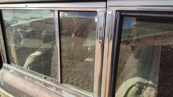 84-91 Grand Wagoneer Driver Left Rear Vent Window Back Door Glass With Frame — photo 2