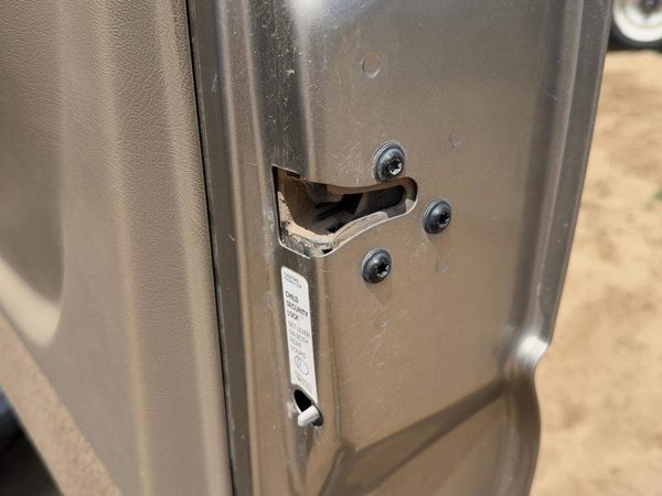 00-06 Chevy Suburban Passenger Right Rear Door Latch With Rods/Cables Oem Back — photo 3