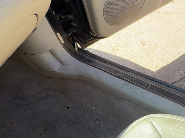 2006-2011 Chevy Impala Passenger Right Lower Kick Trim Panel Oem Neutral 522 — photo 3