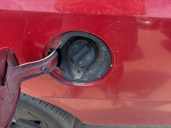 06-13 Chevy Impala Fuel Filler Neck Assembly With Gas Cap Oem 3.5L Lz4 Engine — photo 3