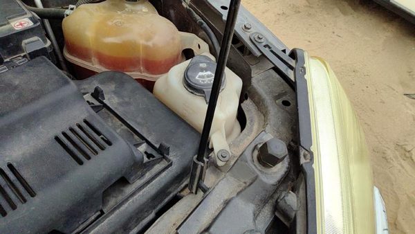2007-2009 Chevy Equinox Windshield Washer Fluid Reservoir With Pump Wiper Tank — photo 3