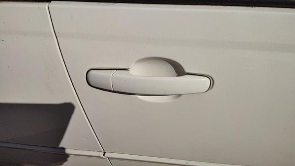 04-08 Chevy New Style Malibu Passenger Right Front Outside Door Handle White 40U — photo 1