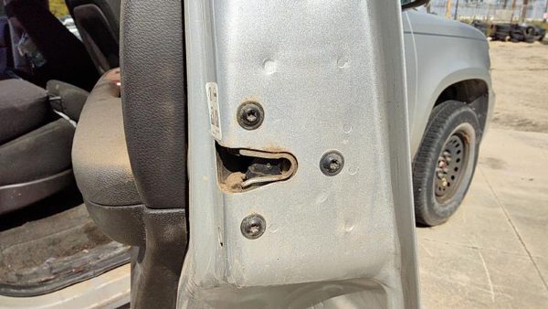 2007-2011 Chevy Tahoe Passenger Right Rear Door Latch With Rods/cables Oem Back — photo 1