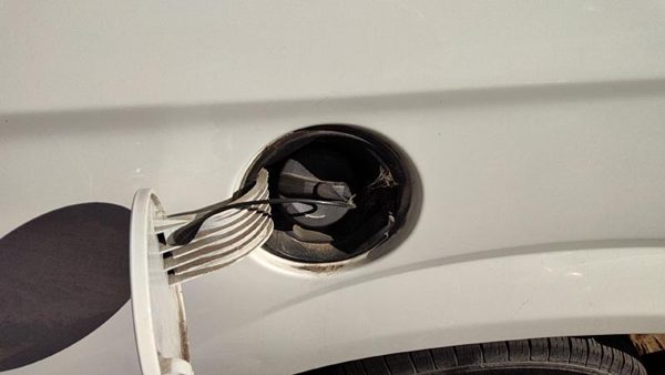 2003-2007 Dodge Caravan Fuel Filler Neck Assembly With Gas Cap Oem 4721626Aa — photo 3