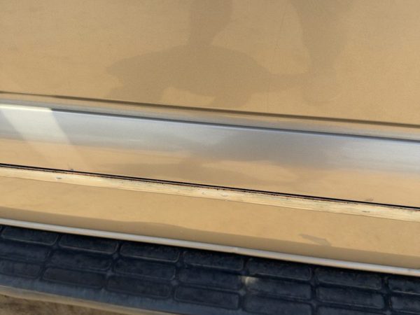 00-06 Suburban Driver Left Front Moulding From Door Oem Trim Strip Pewter 11U — photo 2
