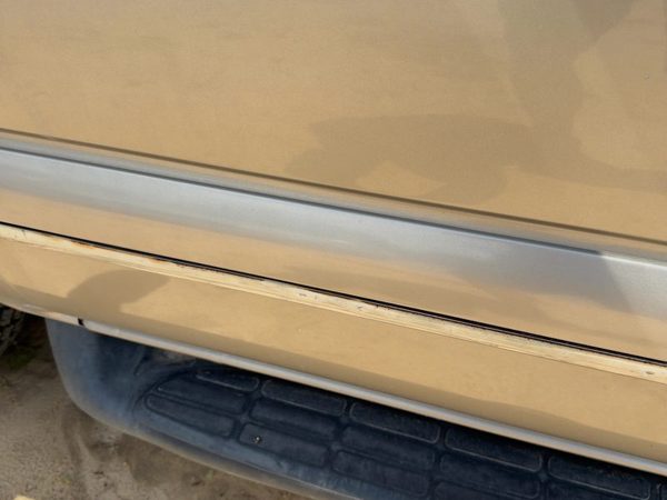 00-06 Suburban Driver Left Front Moulding From Door Oem Trim Strip Pewter 11U — photo 6