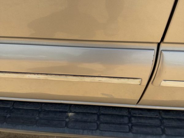 00-06 Suburban Driver Left Front Moulding From Door Oem Trim Strip Pewter 11U — photo 5
