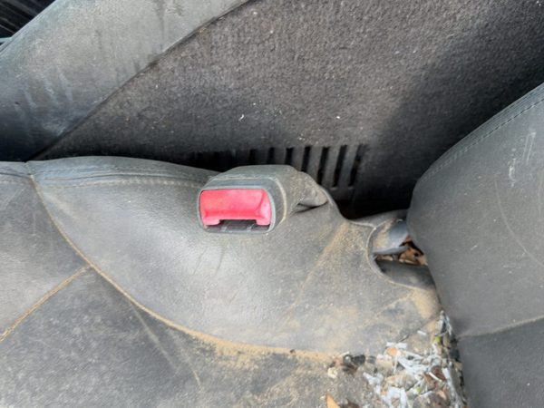 00-01 S10 Blazer Driver Left Front Seat Belt Buckle Receiver Oem Graphite 122 — photo 2